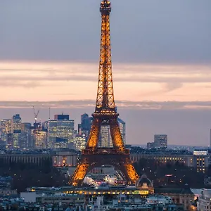 Appartement Luxury 75m2 With Eiffel Tower View, Metro 1 Min, Parking, Paris